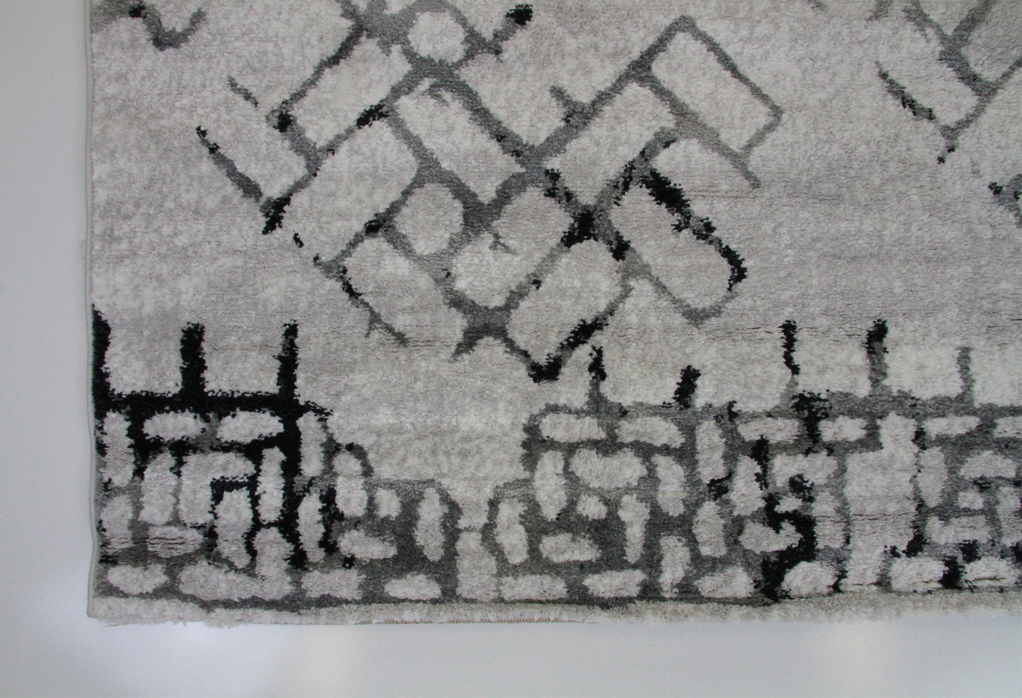 Roma R7632A - White/Black Modern Rug - Quality Rugs and Furniture
